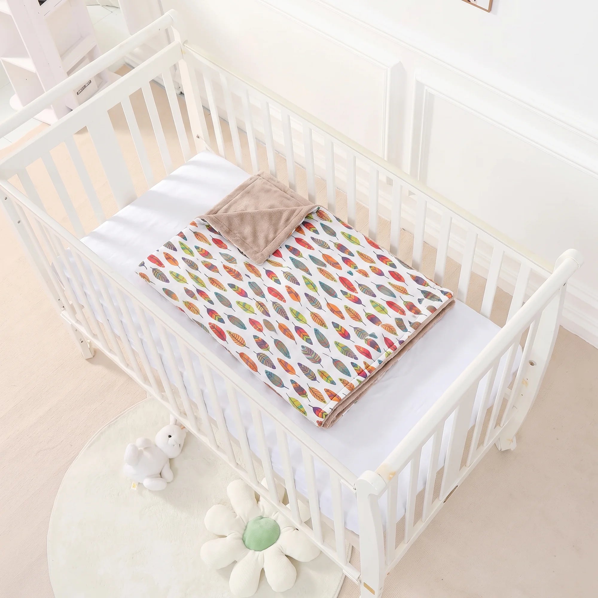 Couverture bébé ou enfant réversible coton et polaire dans un berceau