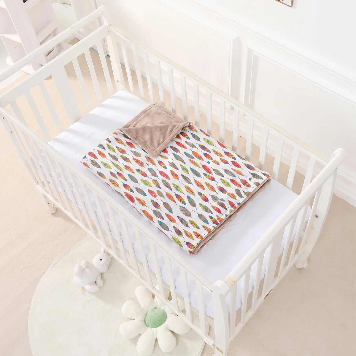 Couverture bébé ou enfant réversible coton et polaire dans un berceau
