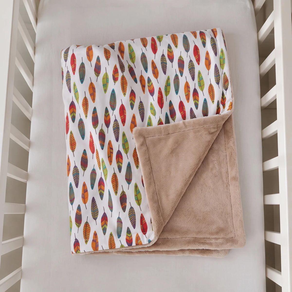 Couverture bébé ou enfant réversible coton et polaire, motif plumes colorées