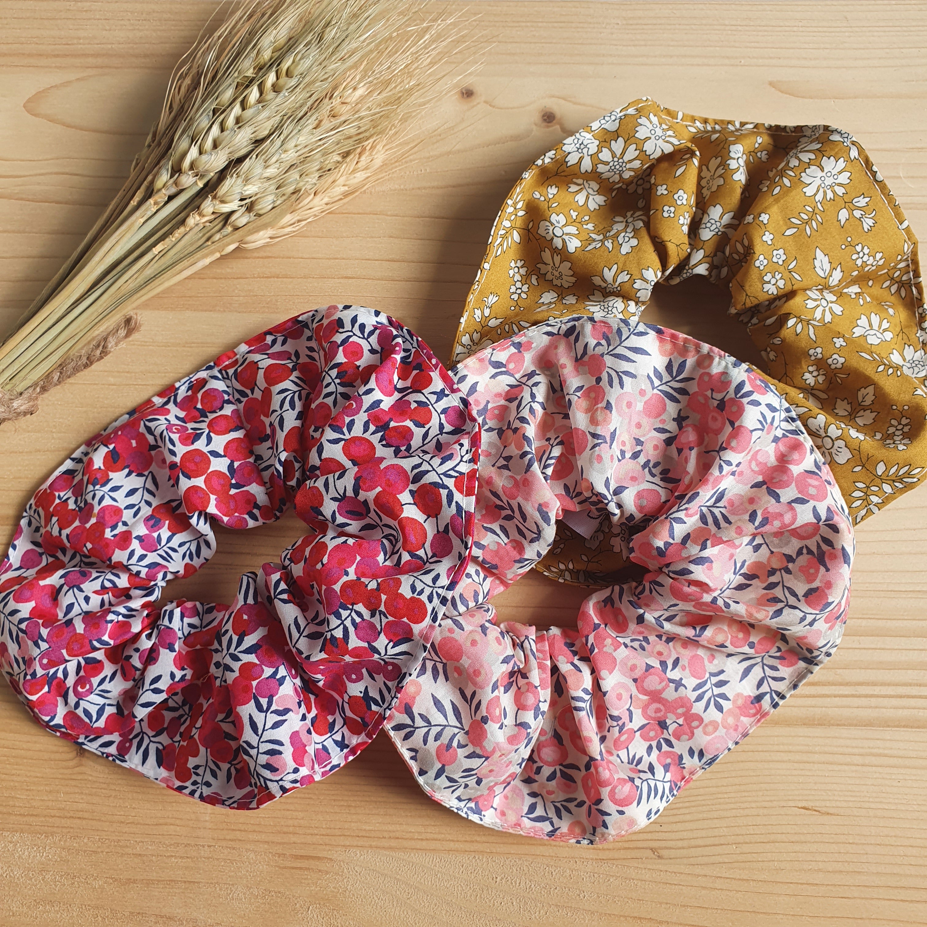 Chouchou en tissu Liberty fleuri fait main