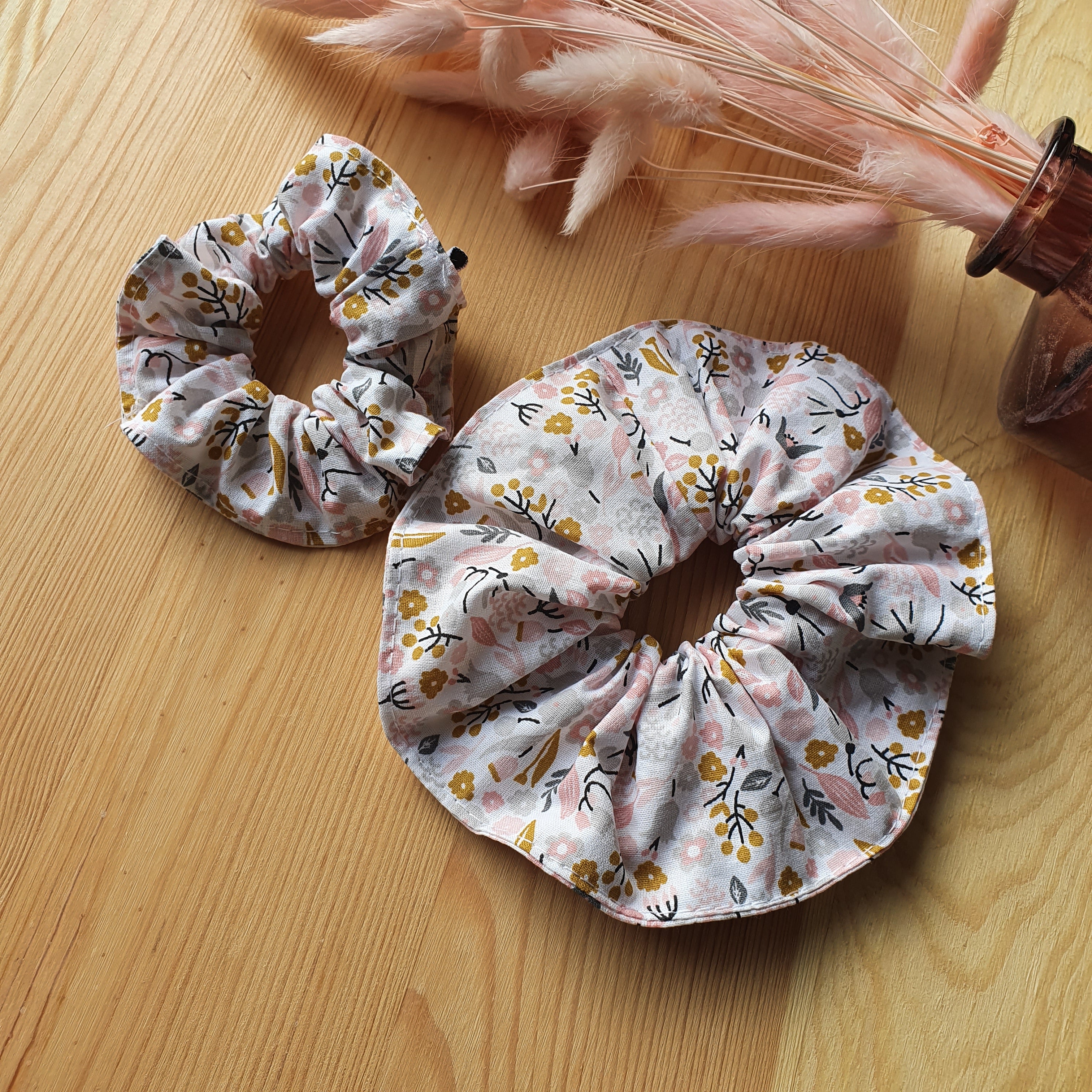 Chouchou en tissu Liberty fleuri fait main - vue 3